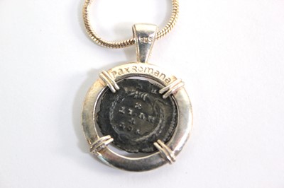 Lot Emperor Valentinian Siliqua in silver pendant -...