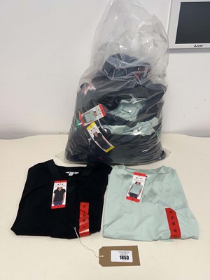 Lot 1853 - Approx. 40 ladies V-neck shirts by Three Dots