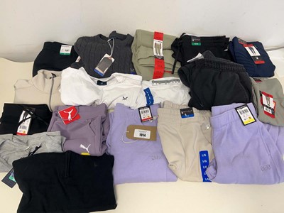 Lot 1914 - Approx. 17 items of branded clothing incl....