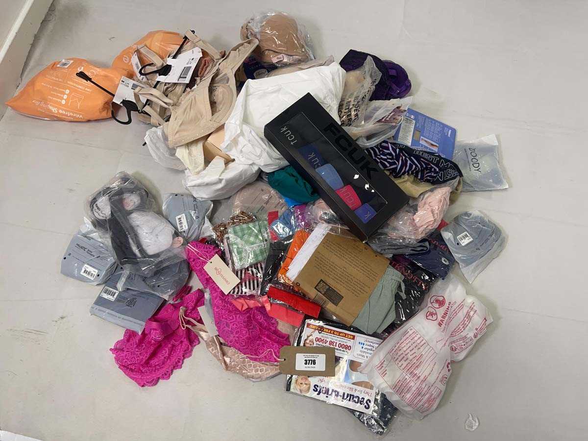 Lot 3776 - Mixed underwear