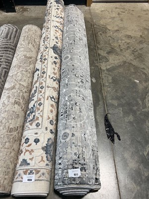Lot 1010 - Area rug in grey and beige