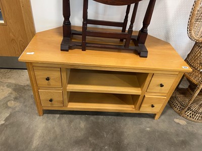 Lot 1014 - Modern light oak entertainment unit