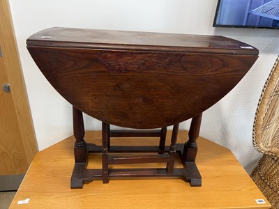 Lot 1015 - Small oval dark oak drop side table