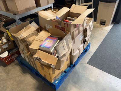 Lot 1086 - Pallet containing various books
