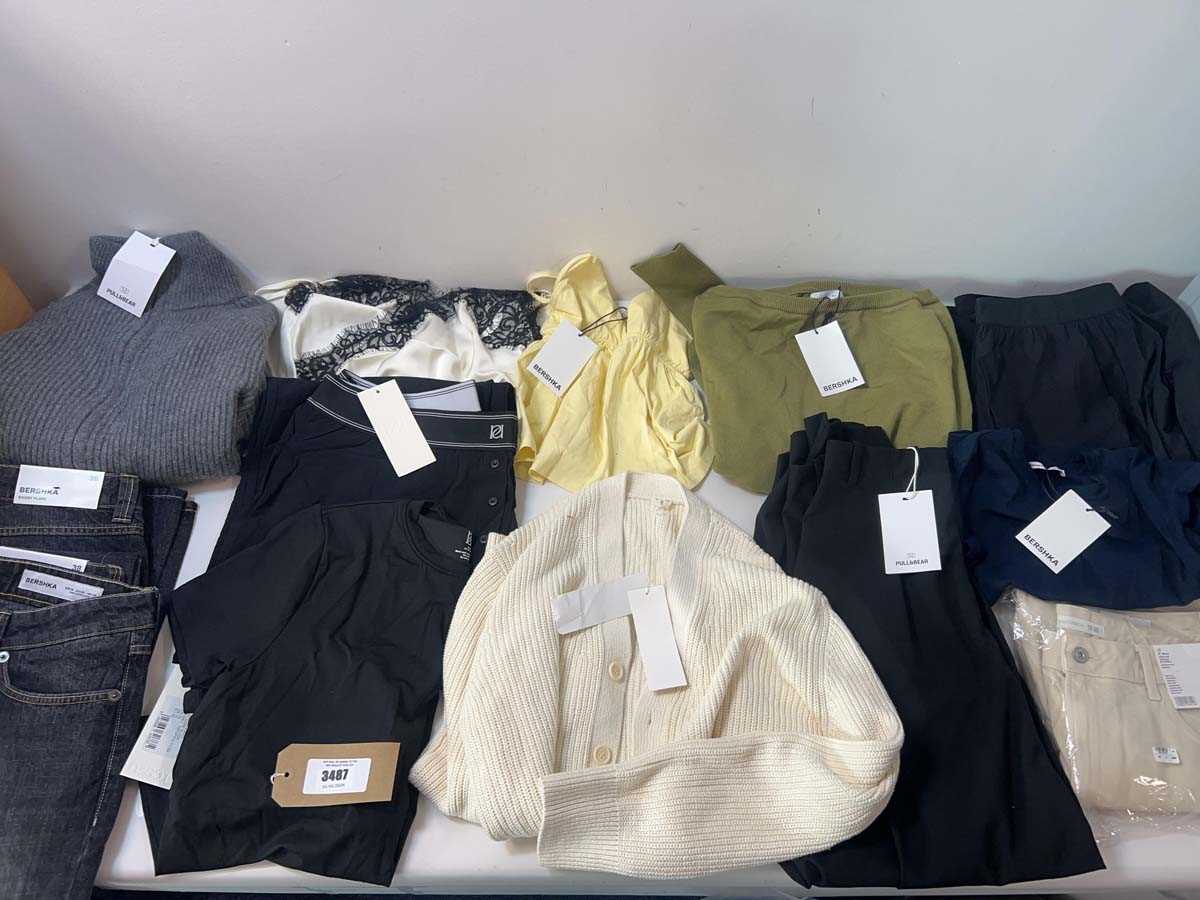 Lot 3487 - Ladies clothing Bershka, Arket, Pull & Bear,...