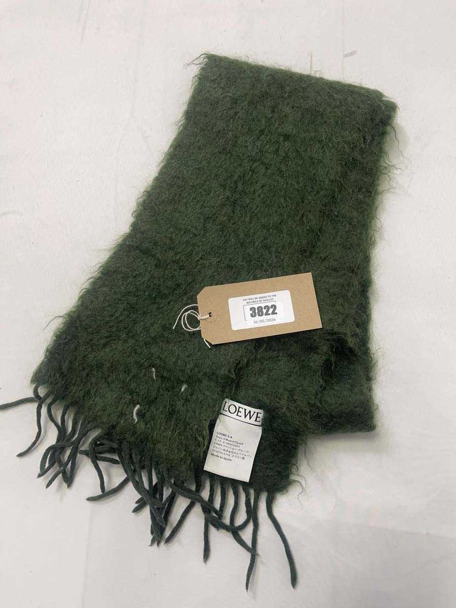 Lot 3822 - Loewe scarf in green