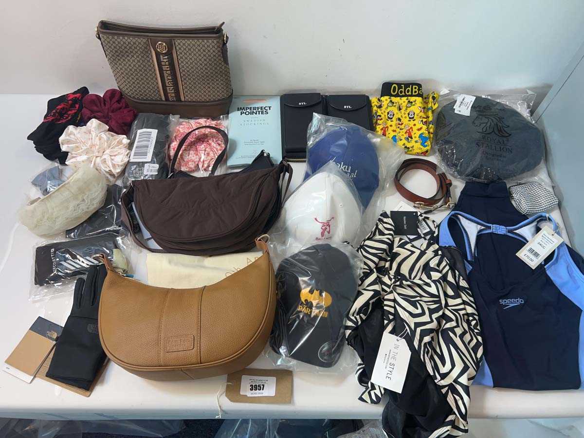 Lot 3957 - Accessories Pom Pom, Oddballs, North Face,...