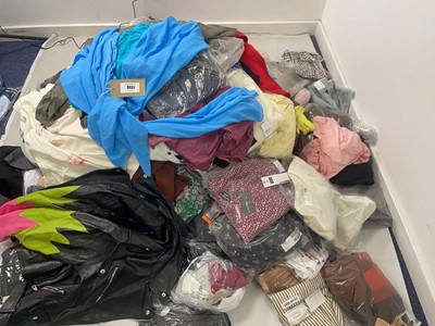 Lot 3831 - Pallet box (not included) containing mixed...