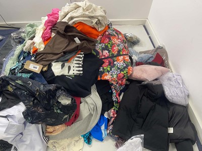 Lot 3840 - Pallet box (not included) containing mixed...