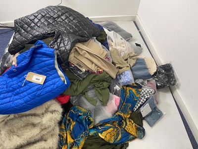 Lot 3850 - Pallet box (not included) containing mixed...