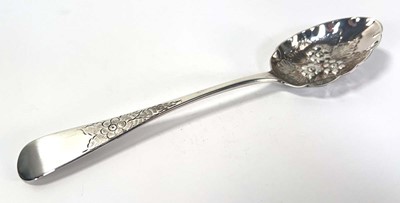 Lot 349 - A George III silver old English pattern berry...