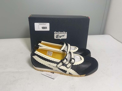 Lot 1901 - Onitsuka Tiger UK3.5 mexico 66 TGRS shoes in...