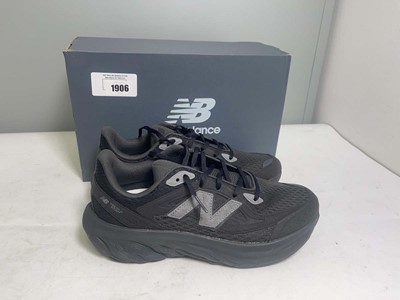Lot 1906 - New Balance UK7 fresh foam trainers in black -...