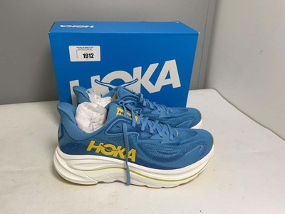 Lot 1912 - Hoka UK10 clifton 10 trainers in blue - boxed