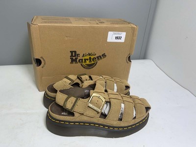 Lot 1932 - Dr Martens UK8 wrenlie sandals in savannah tan...