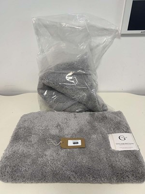 Lot 1809 - x2 Grandeur large bath runners in grey - each...
