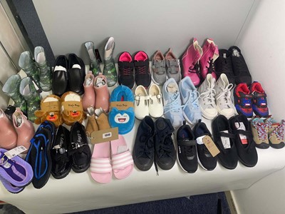 Lot 1940 - 26x Pairs of children's shoes in various...