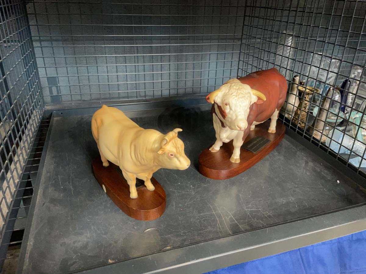 Lot 5638 - 2 Beswick bulls