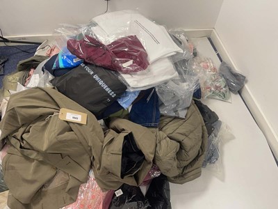 Lot 1943 - Pallet box (not included) containing mixed...