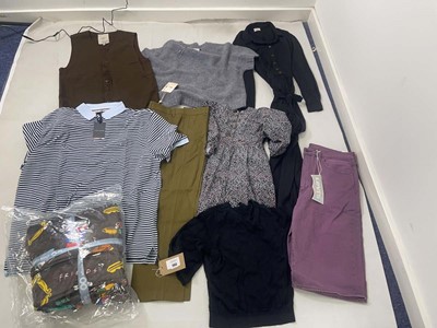 Lot 1960 - Clothing to include Levi's, Oodie, ME+EM, etc