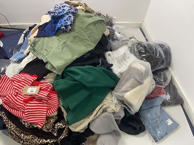 Lot 1963 - Pallet box (not included) containing mixed...