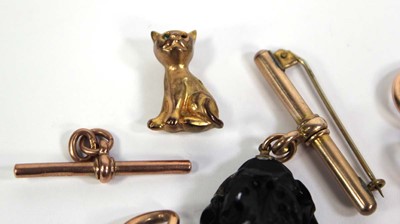 Lot 767 - Two 9ct rose gold t-bars, a 9ct chain link, a...