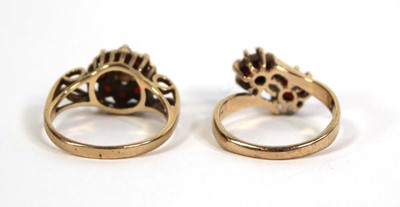 Lot 781 - A 9ct yellow gold cluster ring set opal and...