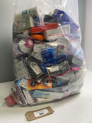 Lot 1971 - Large bag of mixed toiletries