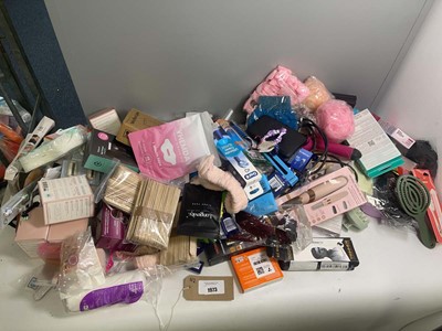 Lot 1973 - 2x Large bags of health & beauty related...