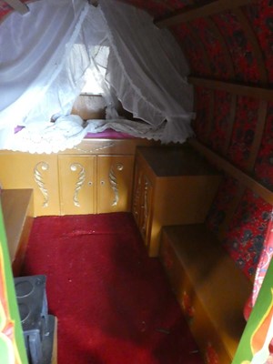 Lot Large wooden model of a Romanian traveller...