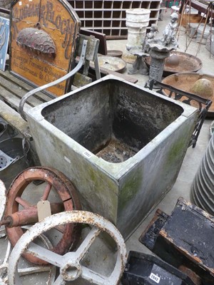 Lot Large square galvanized tank