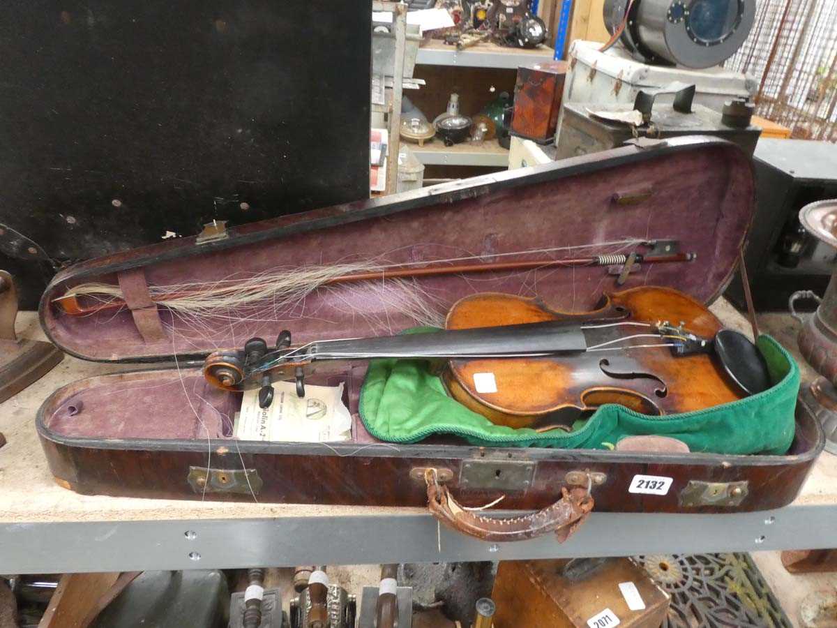 Lot Wooden cased violin with bow