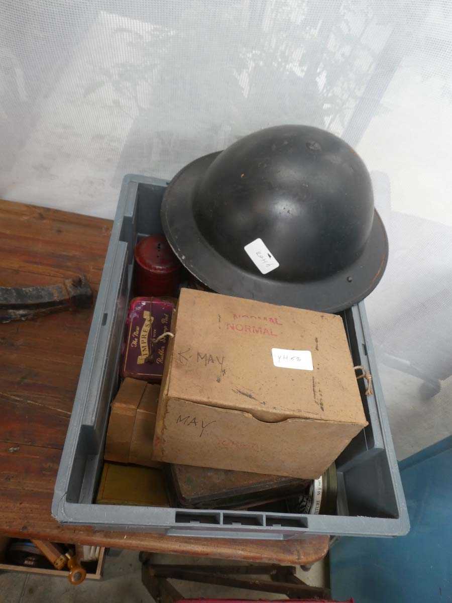 Lot Small box of mixed collectibles incl. World...