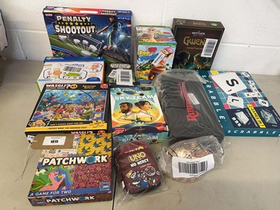 Lot 1815 - Selection of puzzles and board games to...