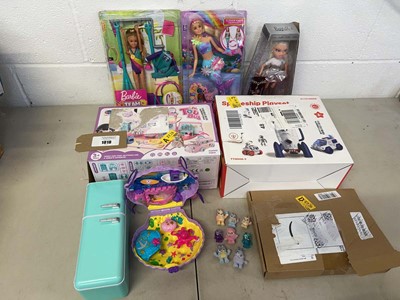 Lot 1818 - Selection of dolls, figures and play sets to...