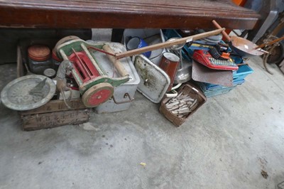Lot 2243 - Assorted vintage items incl. enamelled ware,...
