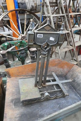 Lot 2253 - Weighing scales