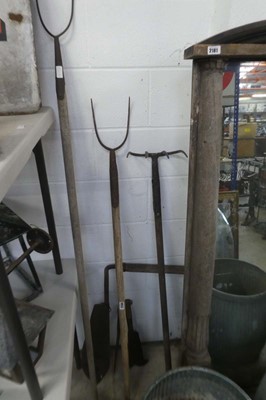 Lot 2260 - 3 ash handled farmyard tools with large ash...