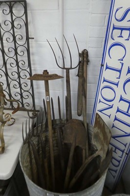 Lot 2262 - Assorted ash handled garden tools incl. hay...