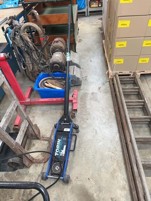 Lot 2710 - Torin 2.5 ton steel professional floor jack