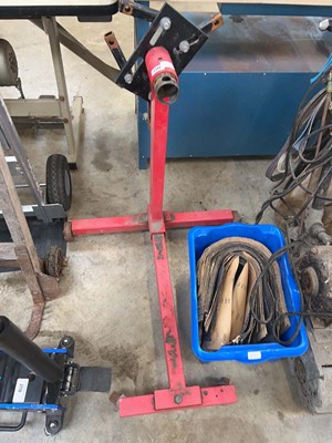 Lot 2711 - Red metal framed portable hoist frame