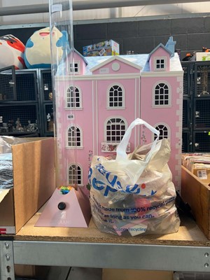 Lot 1659 - Olivia pink and blue dolls house with bag of...
