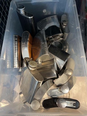 Lot 1662 - Crate containing assorted hip flasks