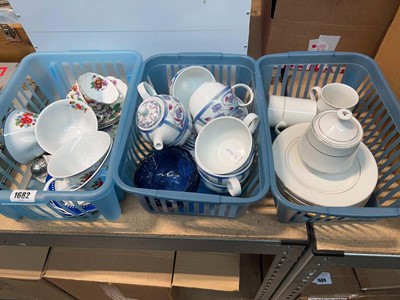 Lot 1682 - 3 baskets of mixed china