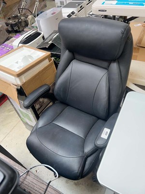 Lot 2899 - La-Z-Boy lack leatherette office armchair on 5...