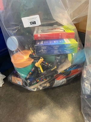 Lot 1748 - Bag containing various household goods incl....