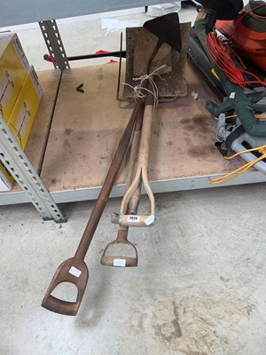 Lot 2824 - Bundle of garden tools