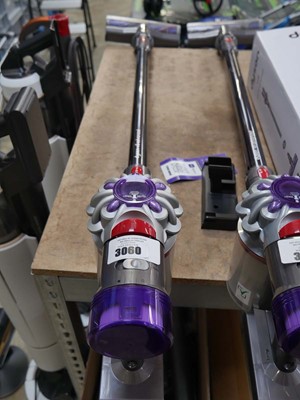 Lot 3060 - Dyson V8 Advanced cordless stick vacuum...