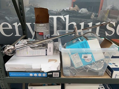 Lot 2863 - 2 toilet seats together with a Waterpik hand...