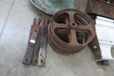 Lot 2300 - 4 heavy duty cast iron wheels